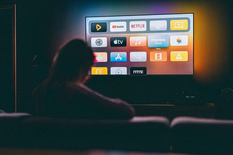 femme-regarder-tv-netflix-youtube