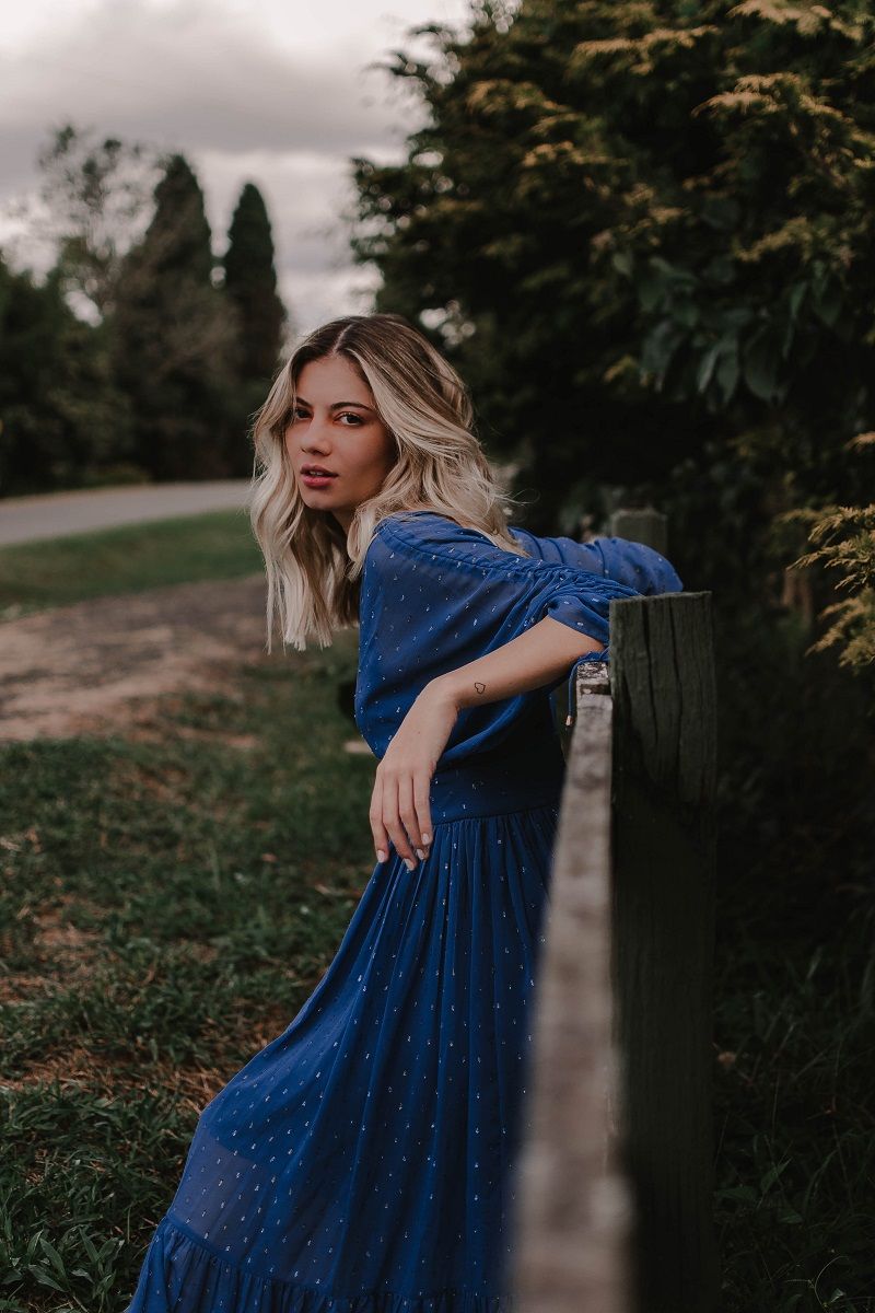 femme-robe-bleue