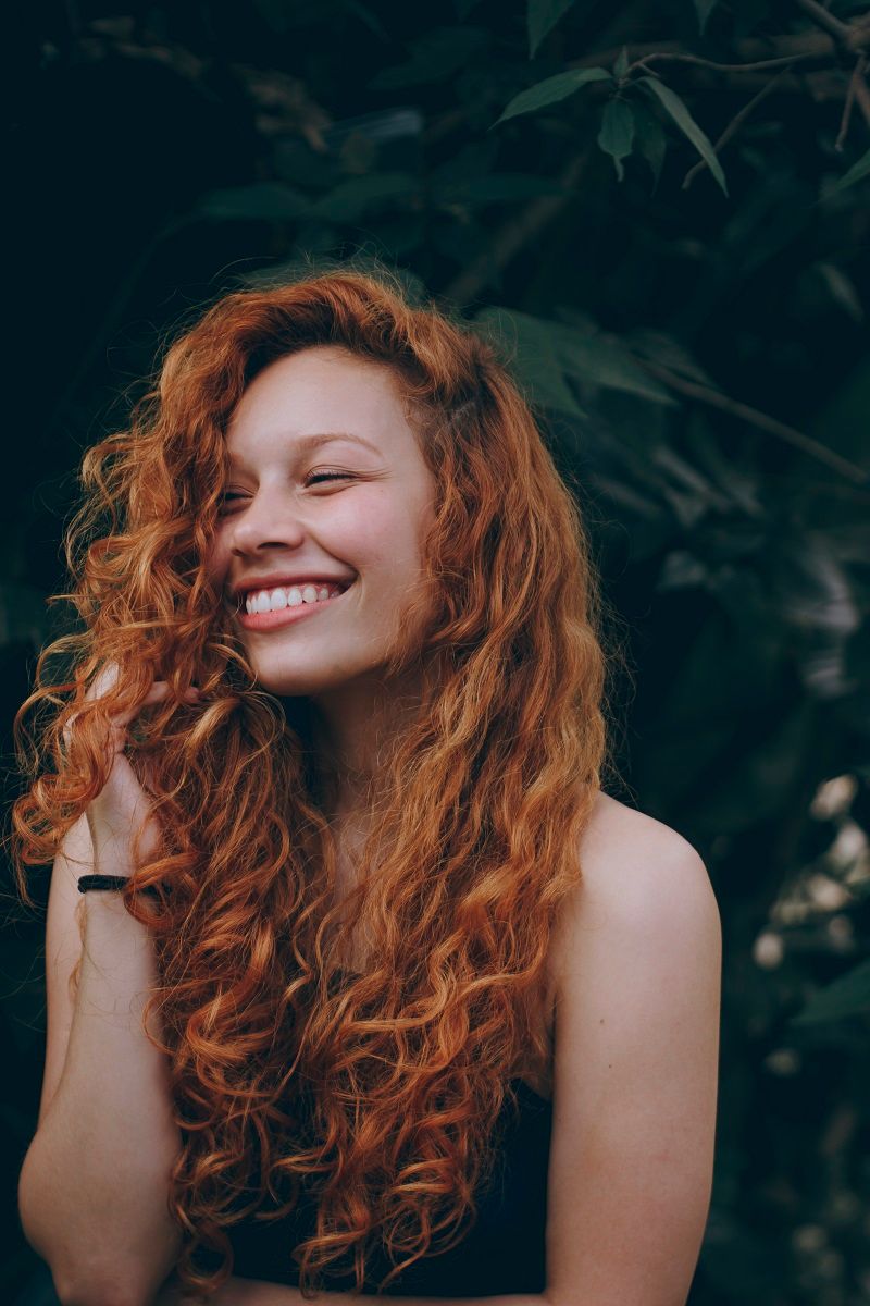 femme-rousse-sourire