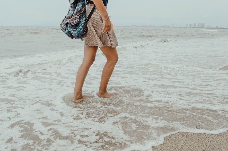 femme-sac-a-dos-plage