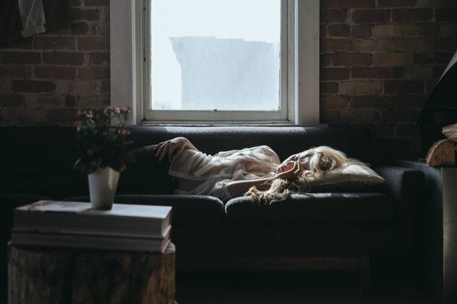 femme-sieste-canape