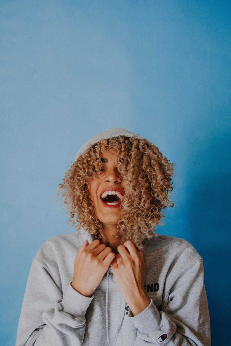 femme-sourire-capuche