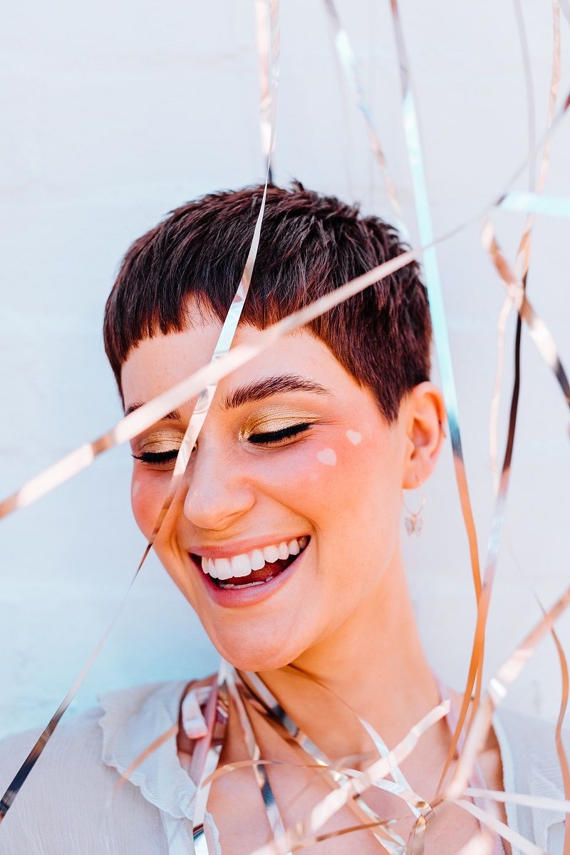 femme-sourire-confettis