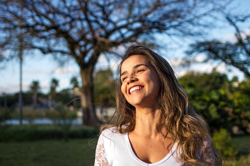 femme-sourire-parc