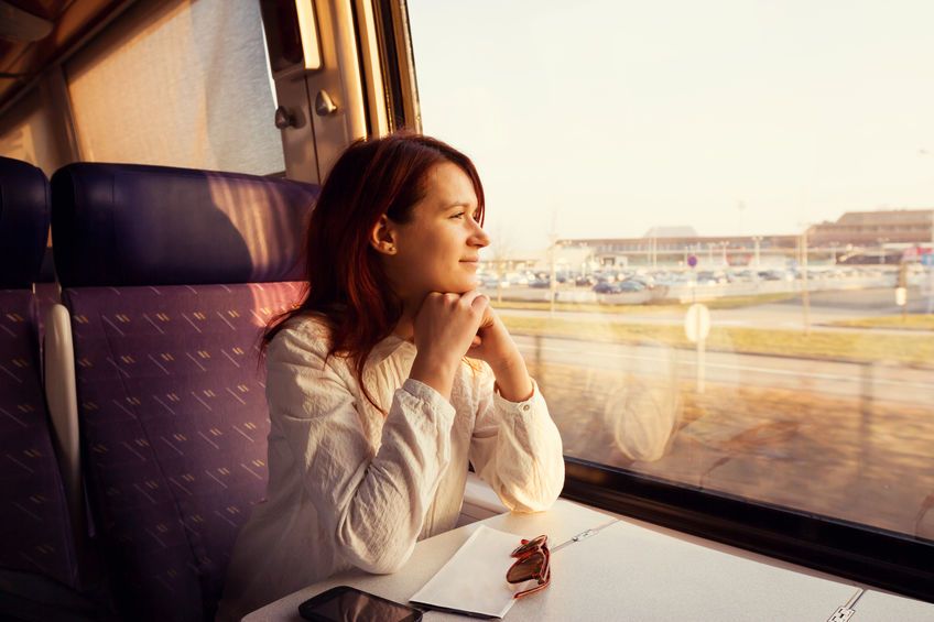 femme-sourire-train