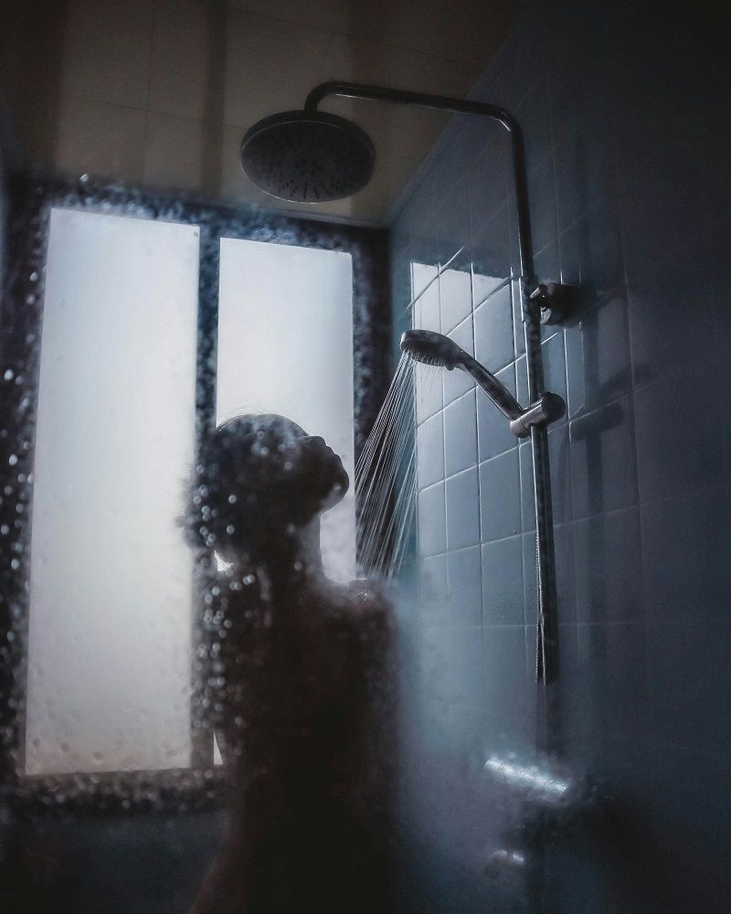 femme-sous-la-douche