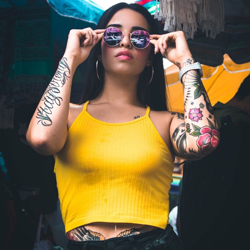 femme-tatouee-lunettes-de-soleil-verres-teintes