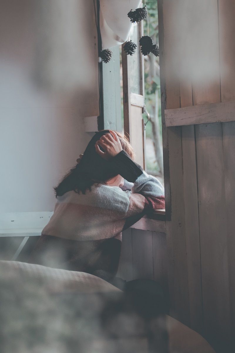 femme-triste-fenetre