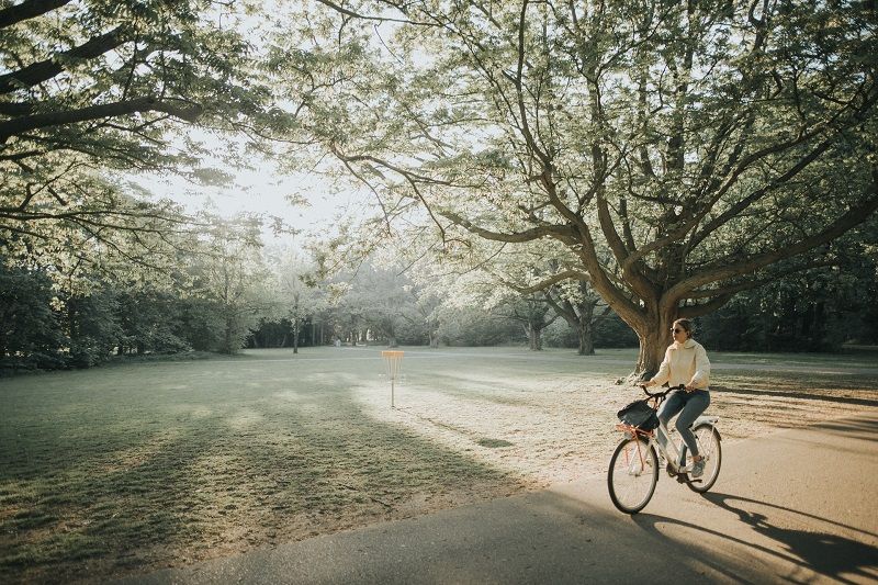 femme-velo-parc
