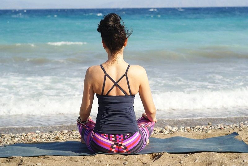 femme-yoga-mer