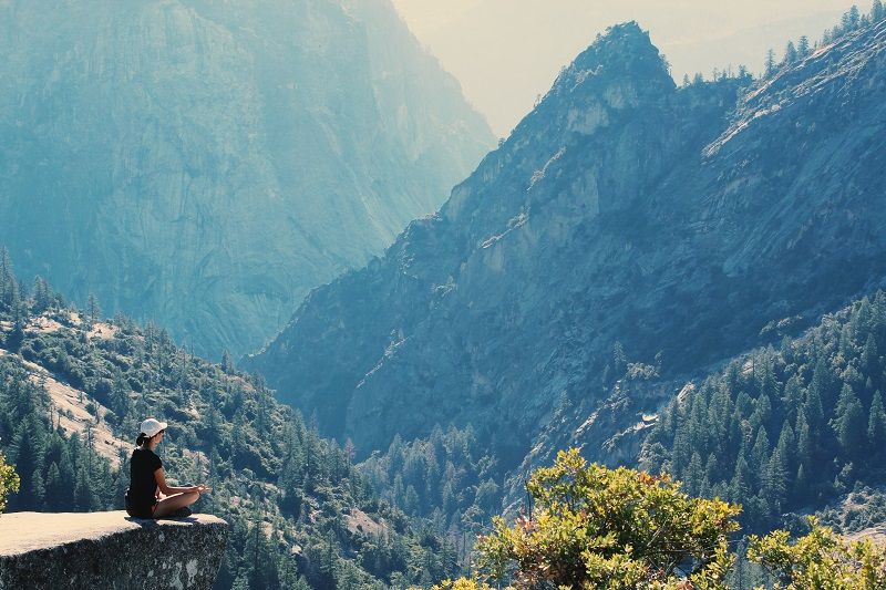 femme-yoga-taillleur-montagne