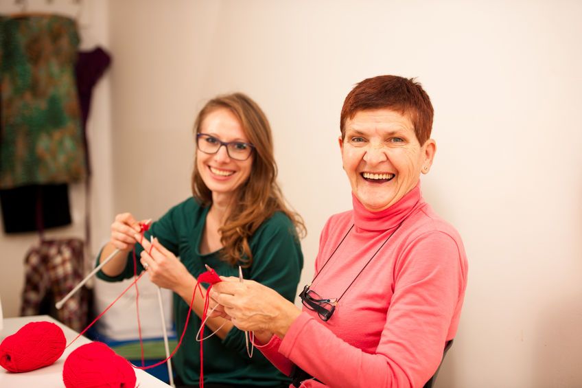 femmes-qui-tricotent-sourires