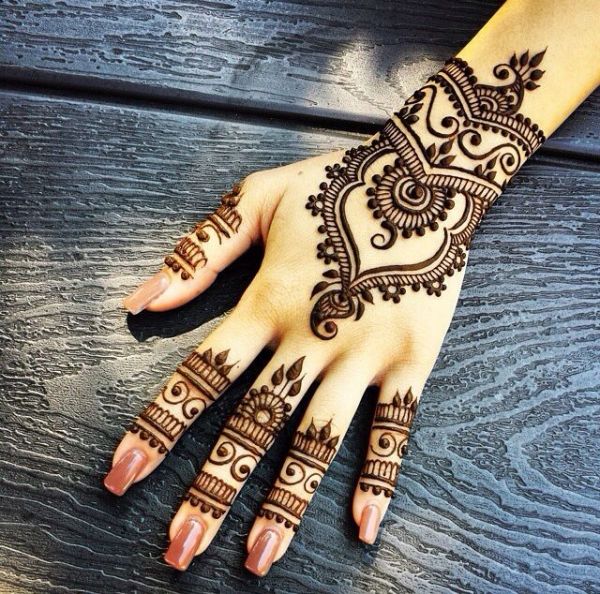 Un tatouage henné bollywood sur la main | So Busy Girls