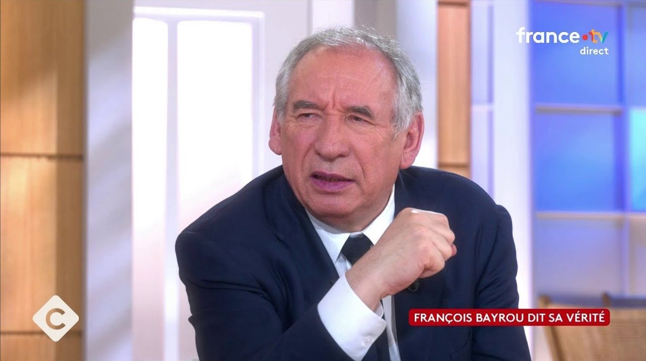 Vous êtes gonflé : François Bayrou recadre Mohamed Bouhafsi et crée un malaise dans C à vous