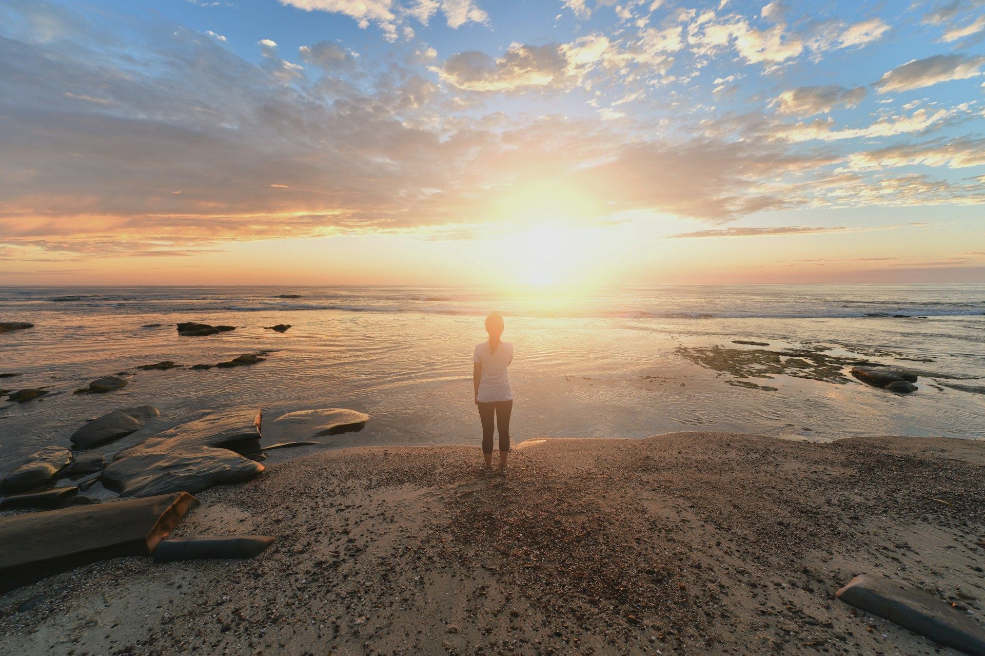 Regarder le lever ou le coucher de soleil : les bienfaits sur l'humeur.