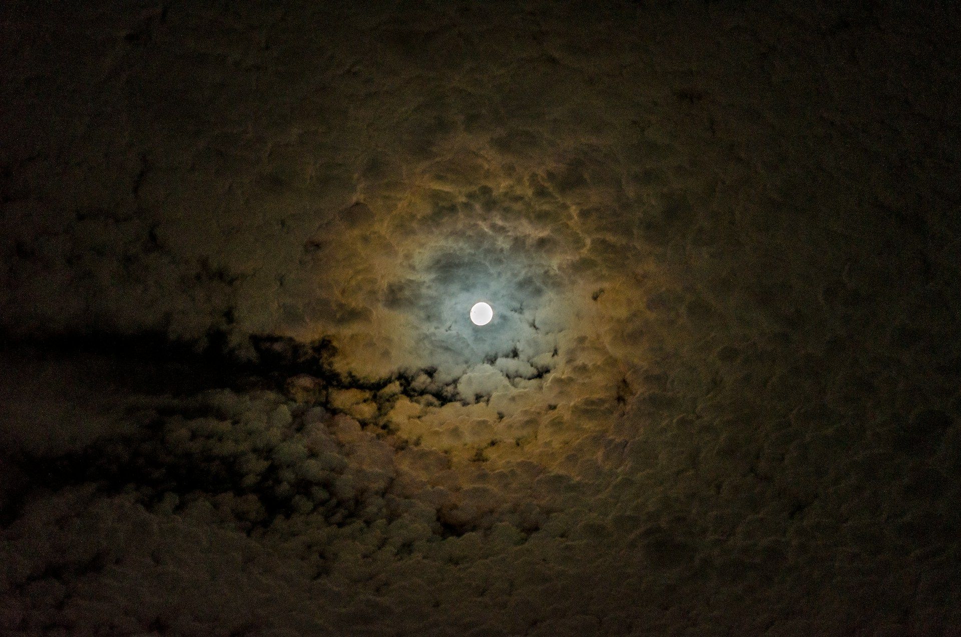 Pleine Lune du 5 décembre : trois signes prêts à briser un schéma répétitif