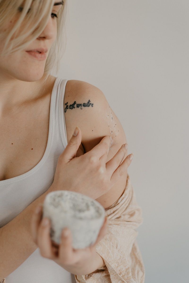 gommage-tatouage-je-est-un-autre-femme