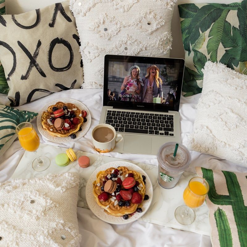 gossip-girl-macbook-sur-le-canape-macaron