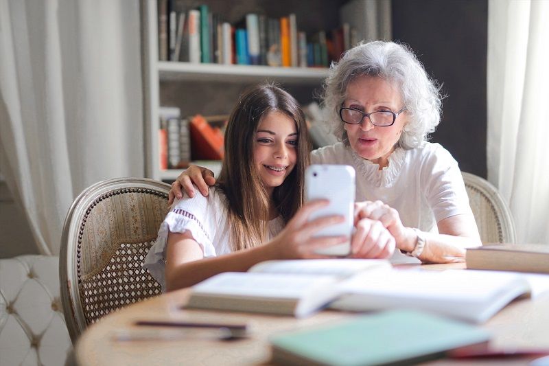 grand-mere-avec-sa-petite-fille-smartphone-photo