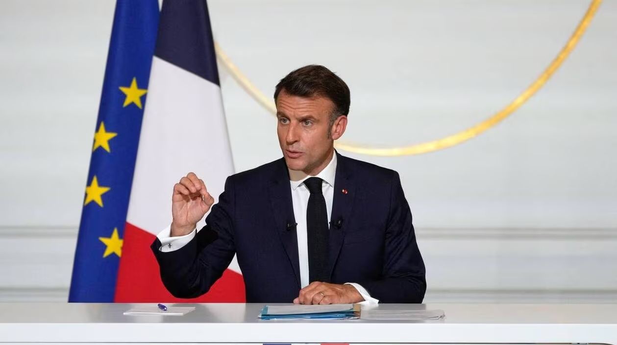 Mode crise activé : pourquoi Emmanuel Macron a passé le week-end entier au téléphone