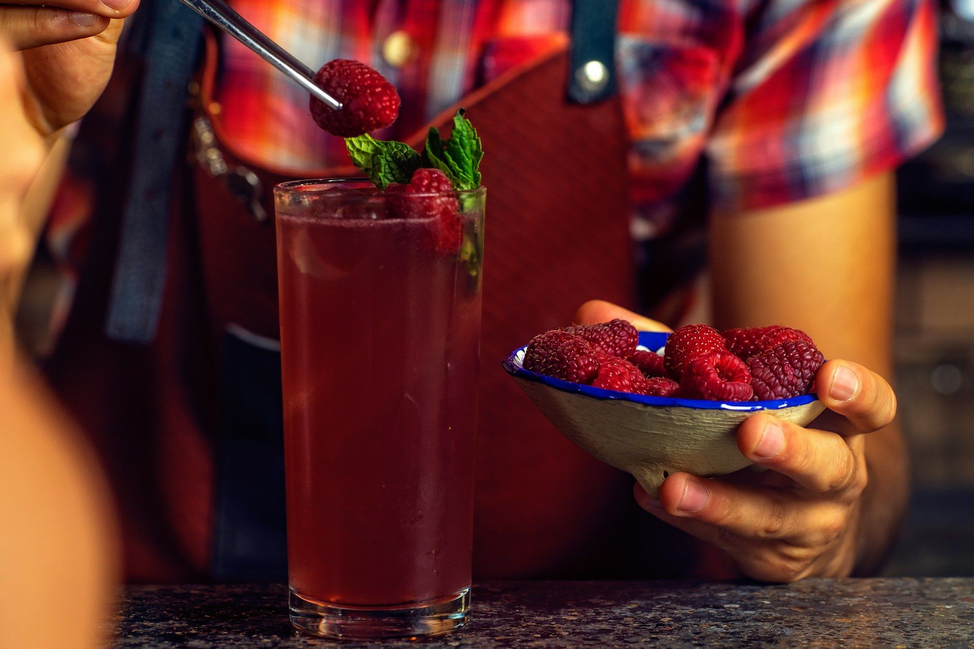 Recette du cocktail Rose et Raspberry Fizz p&eacute;tillant facile.
