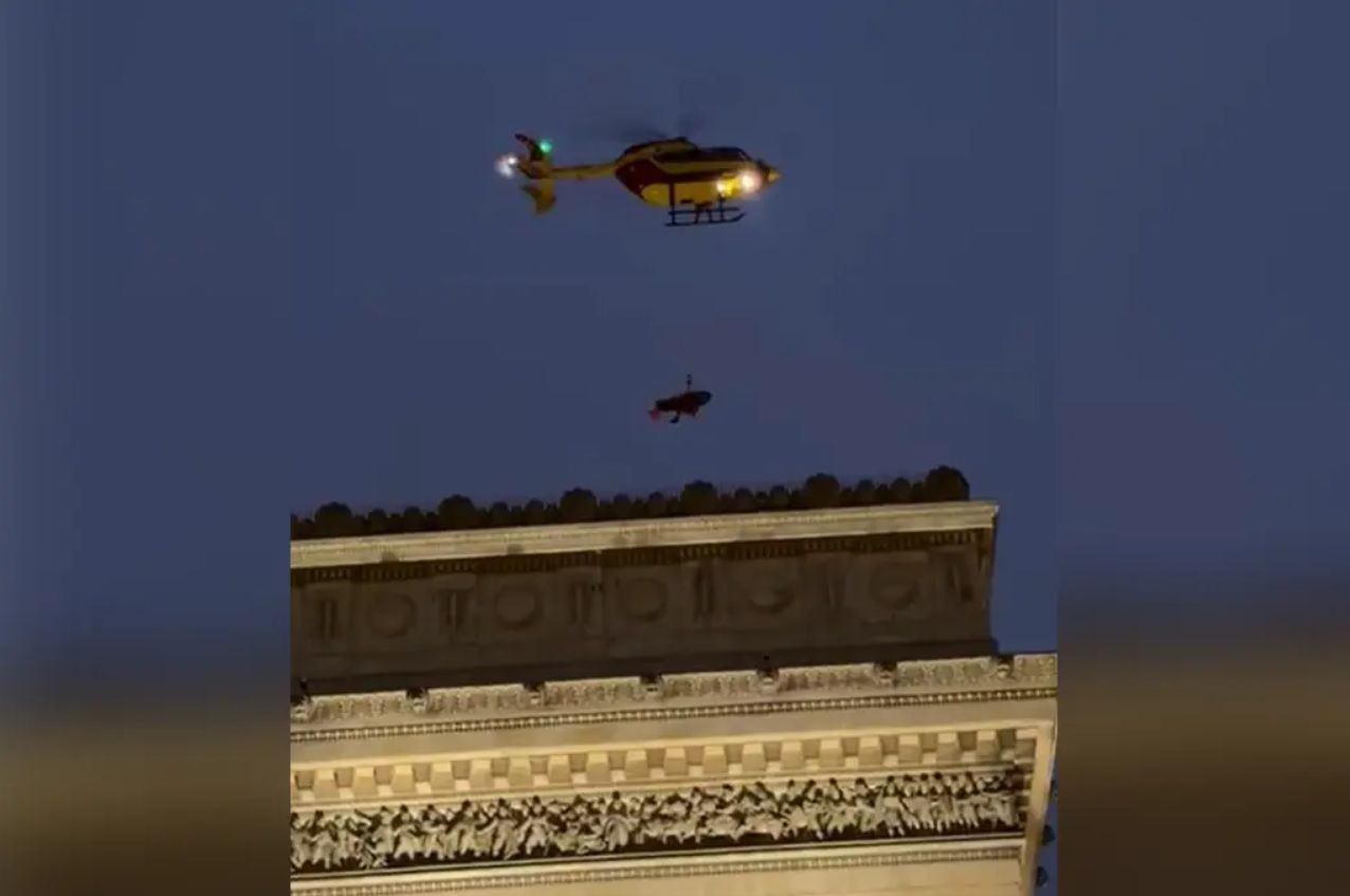 Vid&eacute;o : les images impressionnantes d&rsquo;un homme &eacute;vacu&eacute; par h&eacute;licopt&egrave;re au-dessus de l&rsquo;Arc de Triomphe