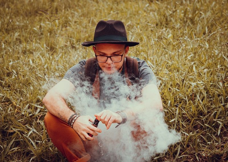 homme-champ-cigarette-electronique