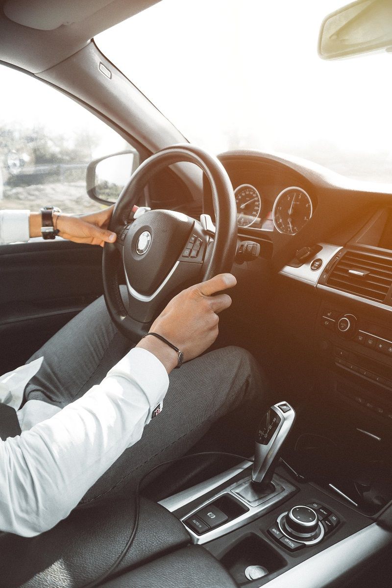 homme-conduire-voiture