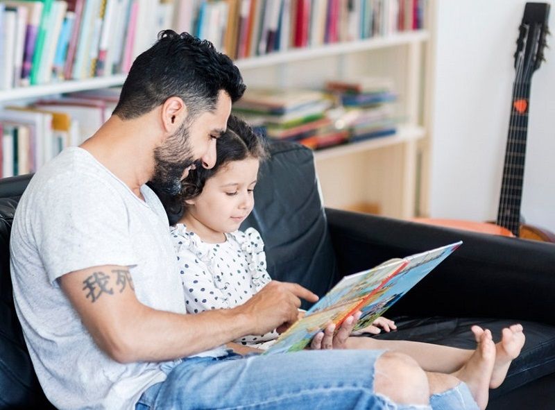 Pourquoi c'est important que le papa lise aussi des histoires à ses enfants