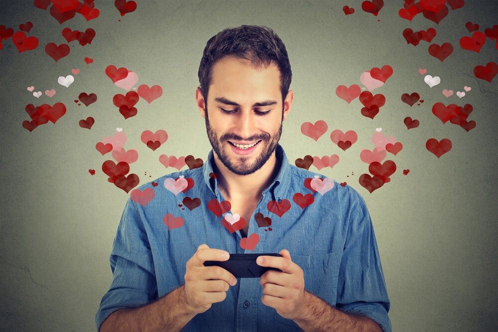 homme-smartphone-coeur