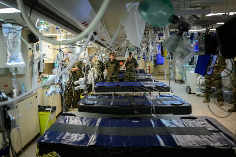 Les h&ocirc;pitaux fran&ccedil;ais invit&eacute;s &agrave; anticiper un afflux massif de bless&eacute;s militaires d&rsquo;ici mars 2026 : ce que disent les instructions du minist&egrave;re de la Sant&eacute;