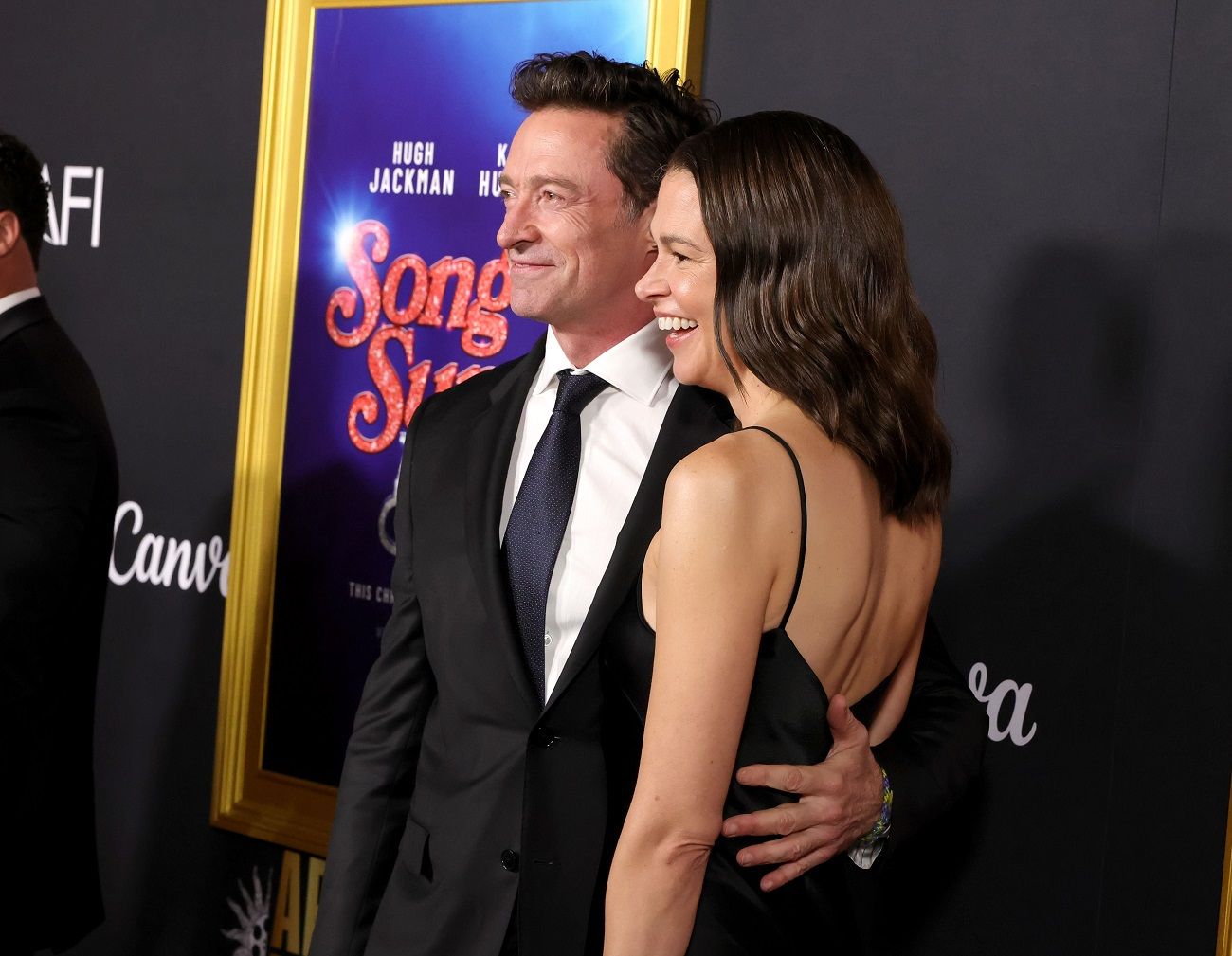 Hugh Jackman officialise son couple avec Sutton Foster sur le tapis rouge &agrave; Los Angeles