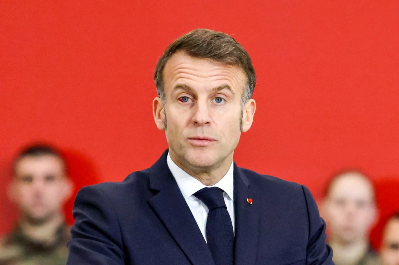 Pourquoi cette image d&rsquo;Emmanuel Macron &agrave; Istres a imm&eacute;diatement marqu&eacute; les esprits