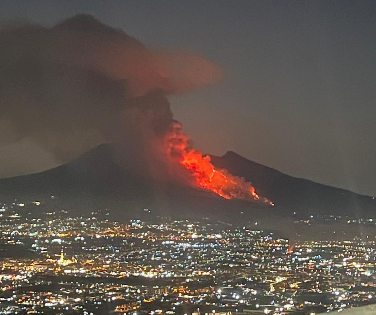 Incendie au Vésuve : les touristes interdits d’accès face à des flammes hors de contrôle
