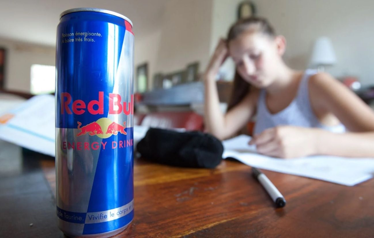 Boissons énergisantes Red Bull, Monster, etc. : pourquoi l’Angleterre veut les interdire aux moins de 16 ans