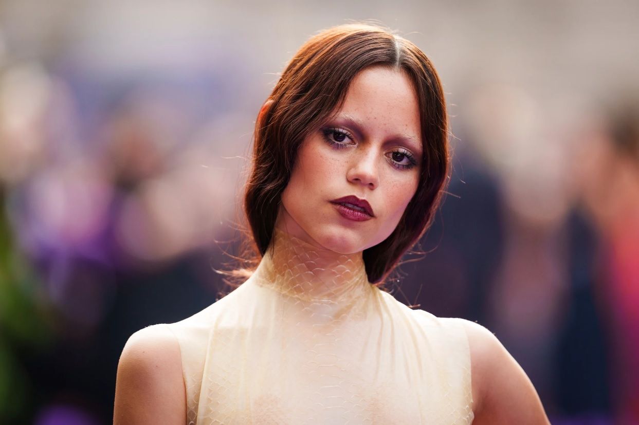 Jenna Ortega victime d'une déferlante de critiques après son apparition à l'avant-première de Mercredi : que lui reproche-t-on exactement ?