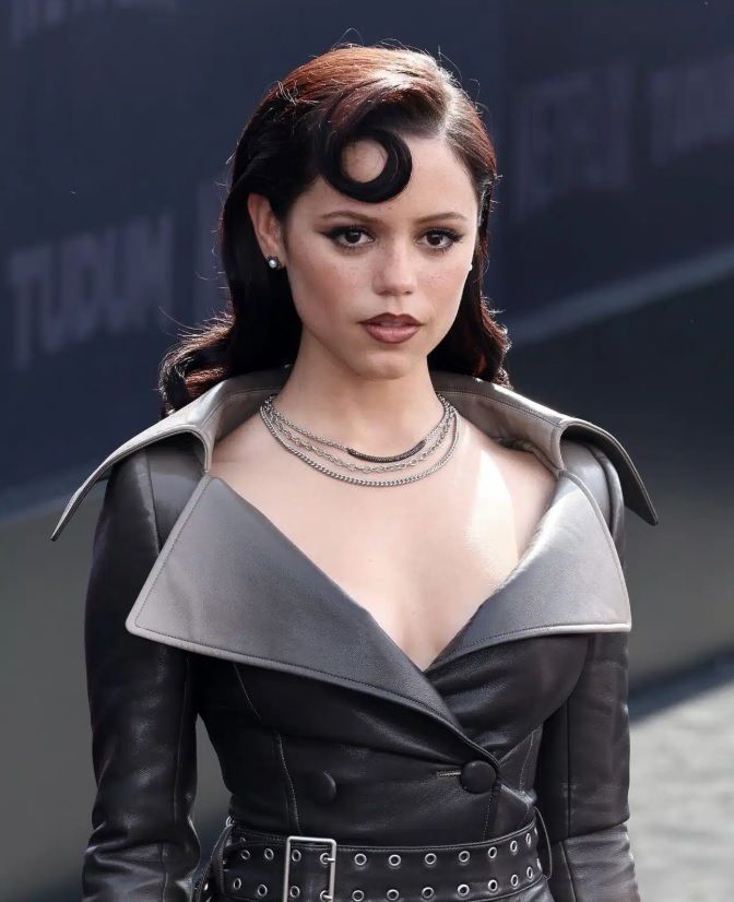 L&rsquo;incroyable &eacute;volution physique de Jenna Ortega, de Disney Channel &agrave; Mercredi