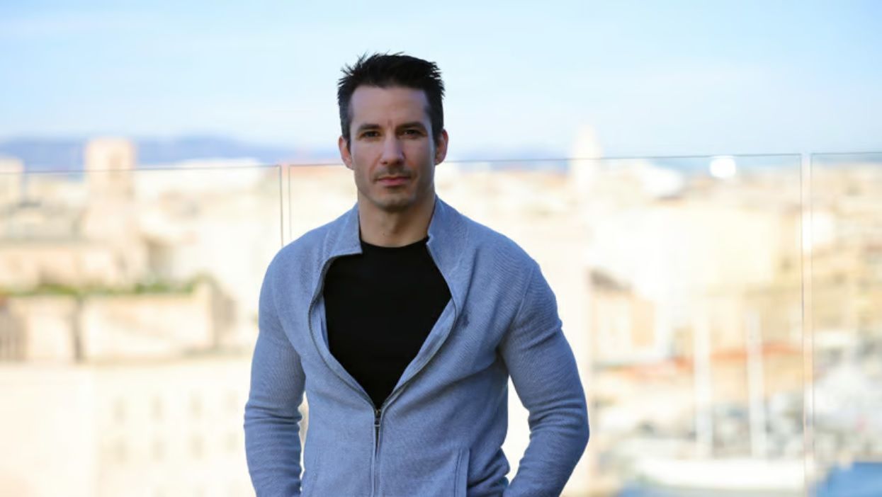 Pourquoi J&eacute;r&eacute;my Ferrari fait sonner les portiques des a&eacute;roports : l&rsquo;humoriste d&eacute;voile un probl&egrave;me de sant&eacute; inattendu
