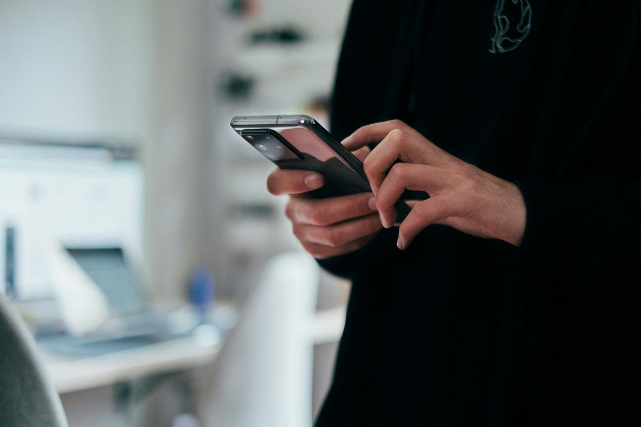 Passer trop de temps sur son smartphone est très mauvais pour la ligne