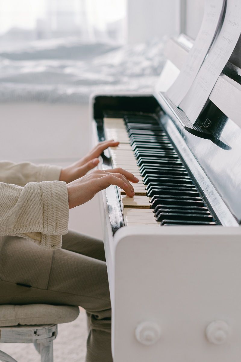 jouer-du-piano-blanc