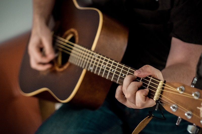 jouer-guitare