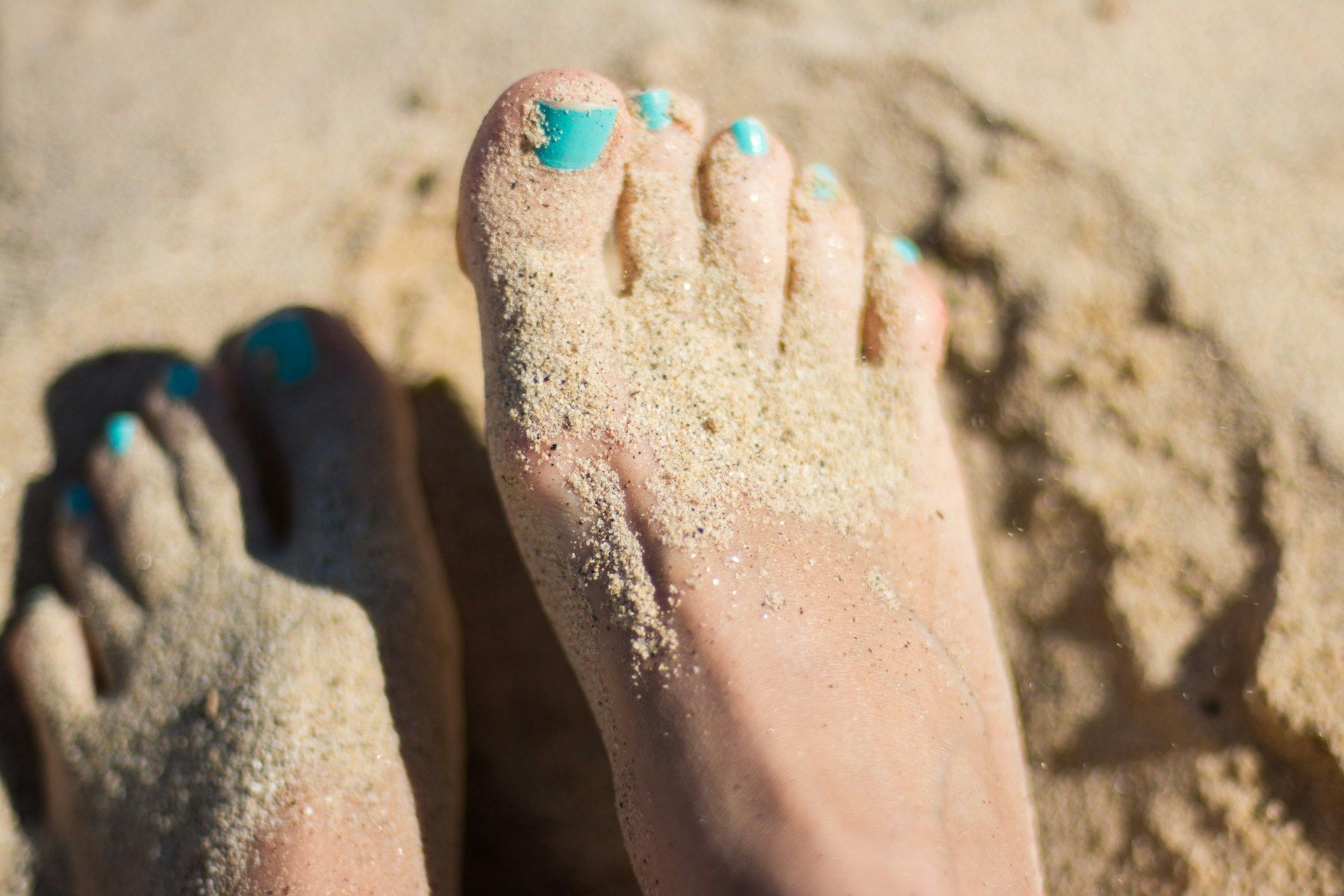 Quelles couleurs de vernis mettent en valeur le bronzage ?