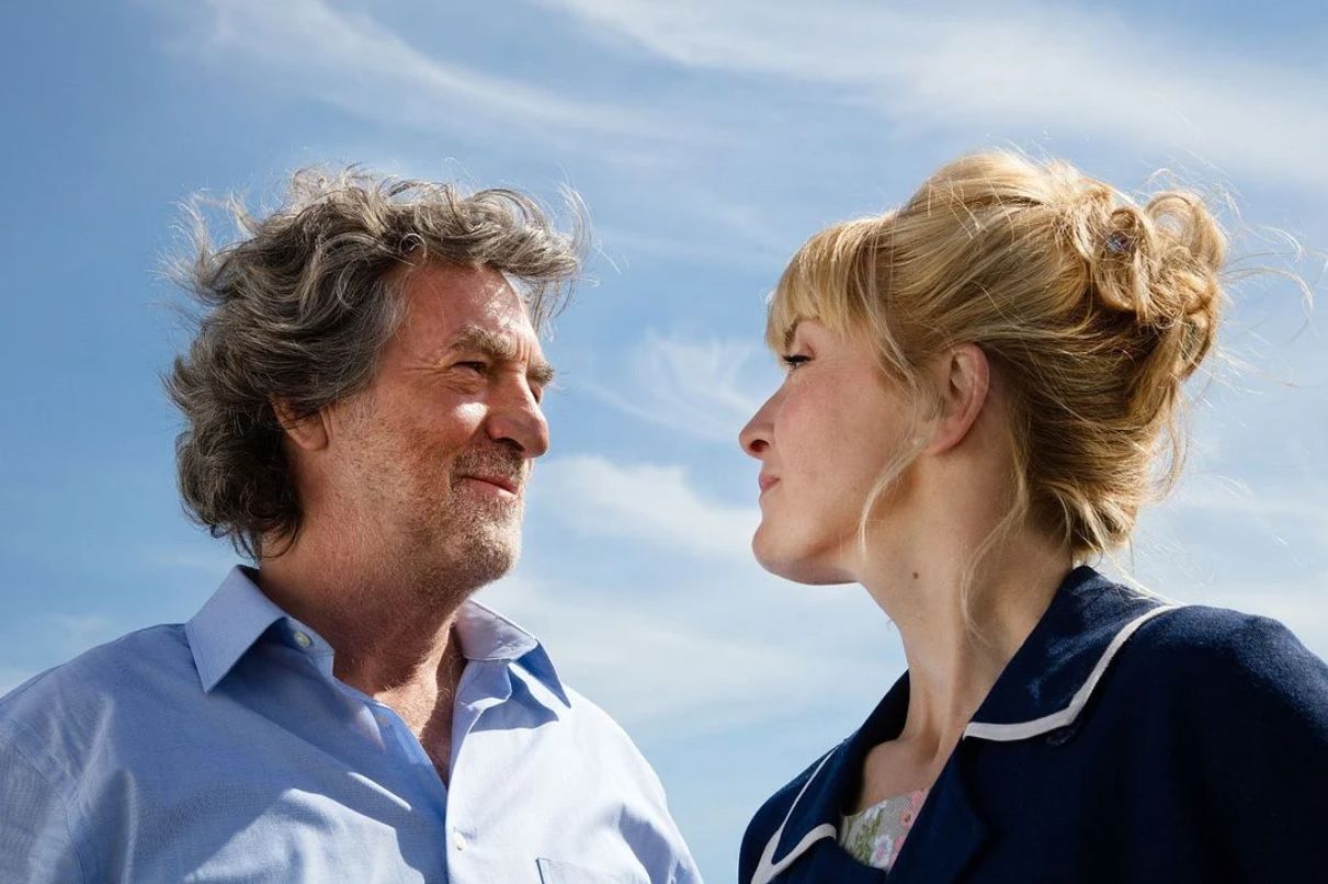 Julie Gayet proche de François Cluzet : une confidence inattendue sur leur lien sur le plateau de C à vous
