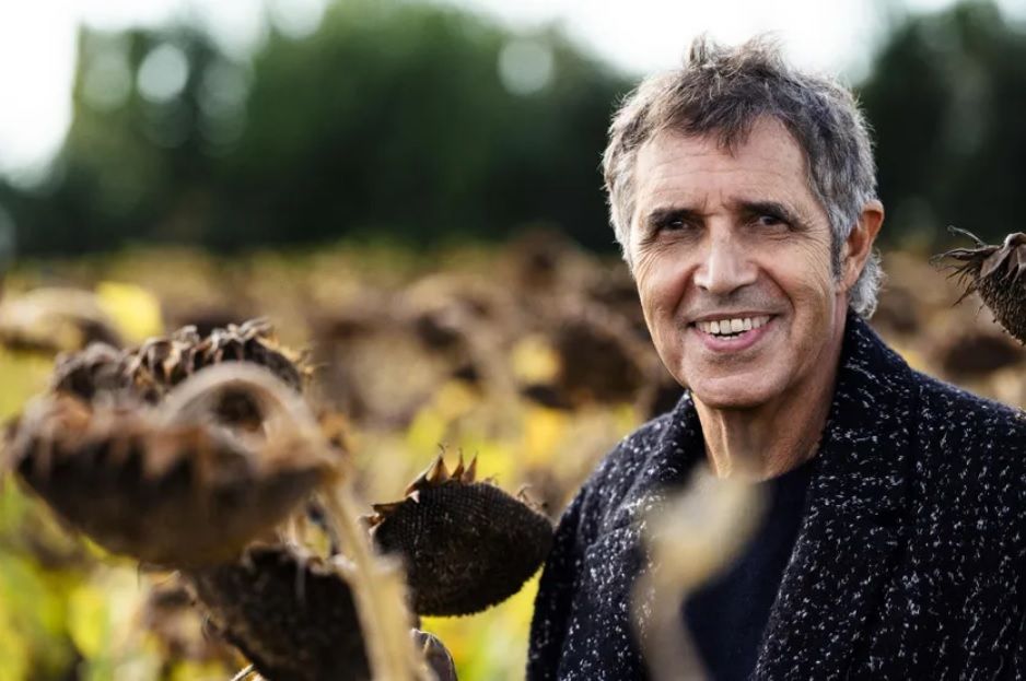 Julien Clerc : entre droits d’auteur, patrimoine immobilier et retraite paisible, à combien s'élève la fortune du chanteur ?