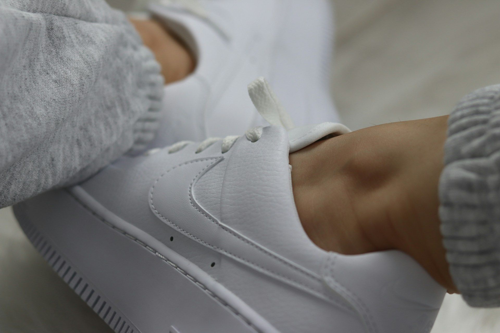 Comment nettoyer des baskets blanches facilement ? L'astuce efficace.