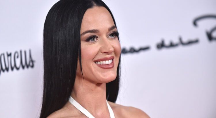 Katy Perry et Justin Trudeau photographi&eacute;s enlac&eacute;s sur un yacht en Californie
