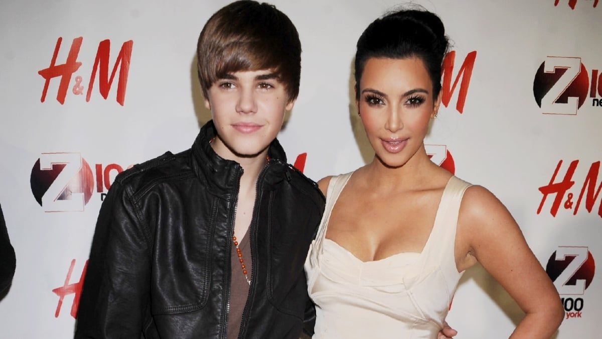 C&rsquo;&eacute;tait g&ecirc;nant : Kim Kardashian se confie sur sa s&eacute;ance photo pol&eacute;mique avec Justin Bieber quand il &eacute;tait mineur