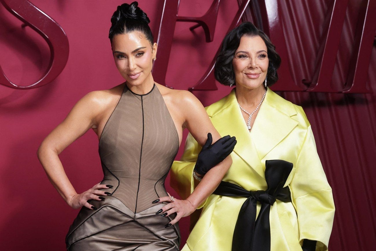 Kim Kardashian &eacute;blouit en robe couture, mais Kris Jenner lui vole la vedette avec son lifting &agrave; 100 000 dollars