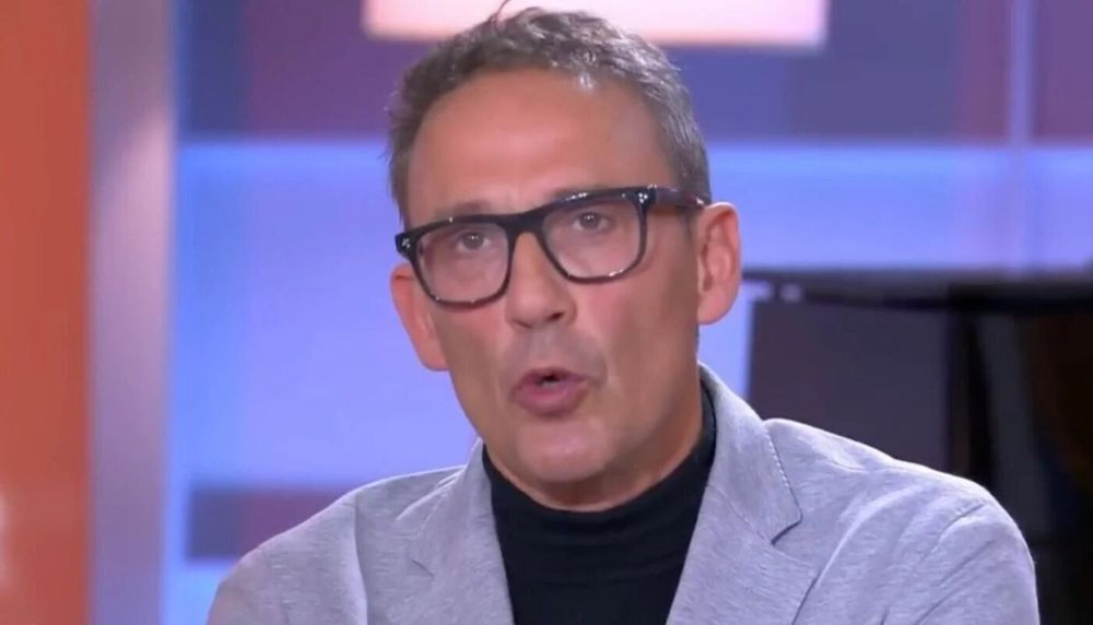 “Mes condoléances pour votre décès” : quand les internautes tournent la rumeur de la mort de Julien Courbet en dérision | So Busy Girls