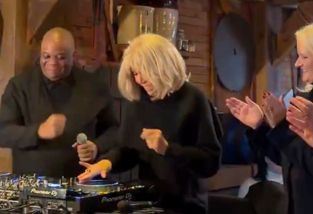 DJ d’un jour à Disneyland : Brigitte Macron fait danser les enfants pour les Pièces jaunes | So Busy Girls